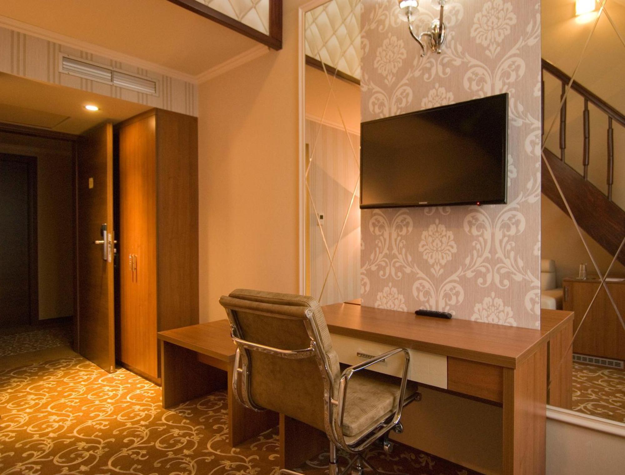 Loft Family Room,700161076:JPEG